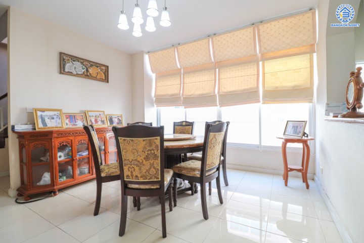 บ้านเดี่ยวมือสองแปลงมุม! โครงการ มณีรินทร์พาร์ค ราชพฤกษ์-ท่าอิฐ คุณภาพจากแบรนด์ *พร็อพเพอร์ตี้ เพอร์เฟค * เนื้อที่ 64.40 ตร.ว. ฟังก์ชัน 3 ห้องนอน 3 ห้องน้ำ บ้านสวยพร้อมต่อเติมเต็มพื้นที่ ทำเลเดินทางสะดวก เชื่อมต่อถนน รัตนาธิเบศร์ ,ถนนราชพฤกษ์ ใกล้รถไฟฟ้า "สถานีบางรักน้อยท่าอิฐ"...